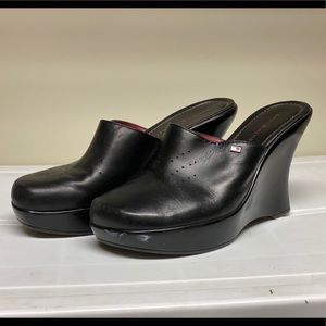 Tommy Girl clogs in black.